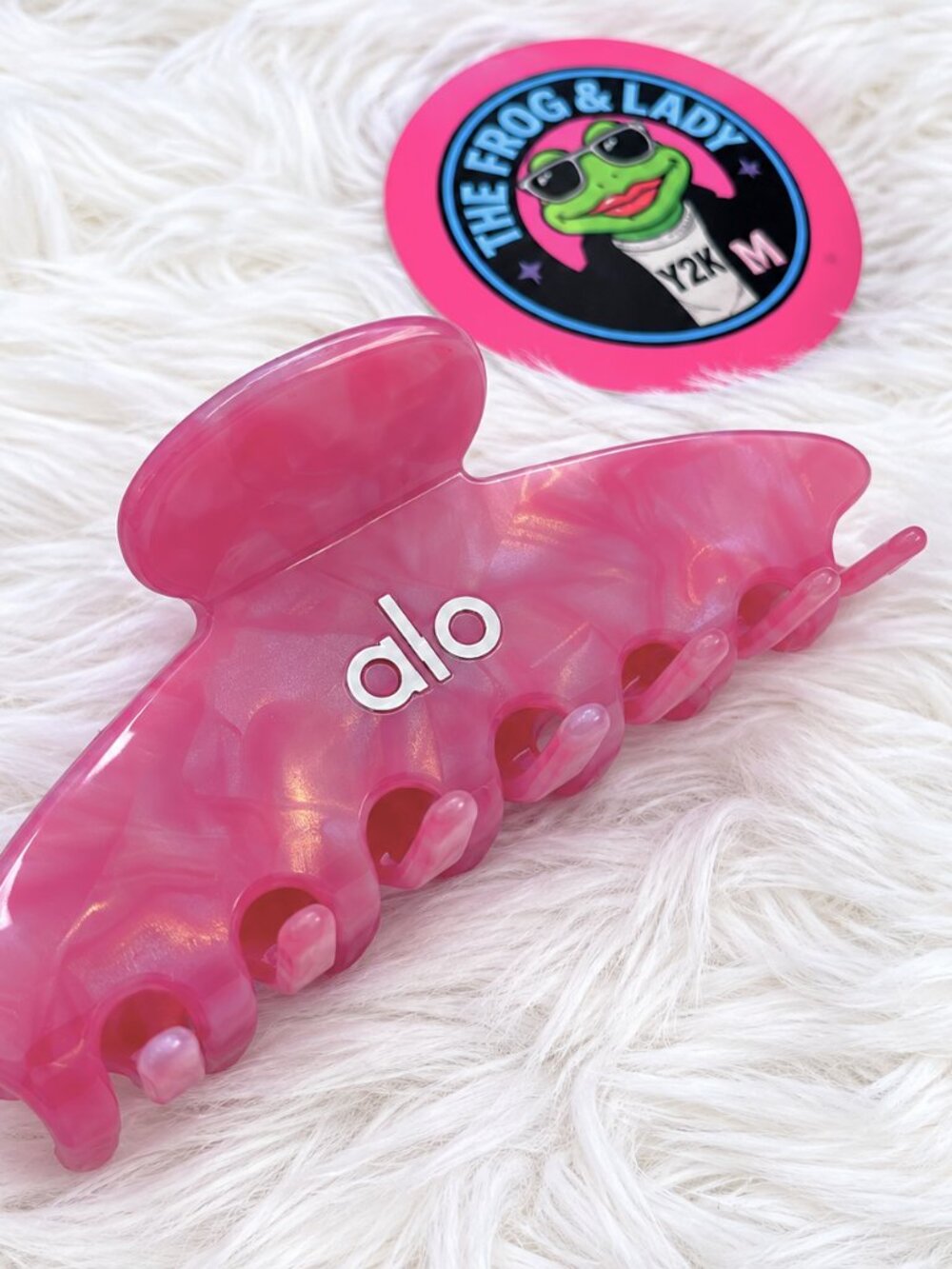ALO Yoga 90’s Claw Clip Pearly Pink Hair Clip NWT - Picture 2 of 7